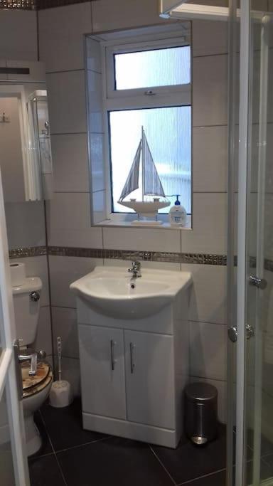ברייטון Between Piers, The Stylish Studio Flat In Cannon Place מראה חיצוני תמונה